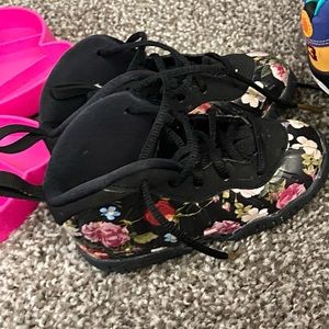 Toddler shoes 6c